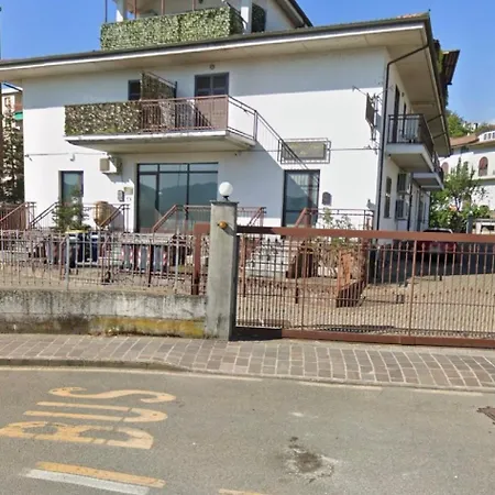 Serravalle Shop&stay -private Parking 아파트