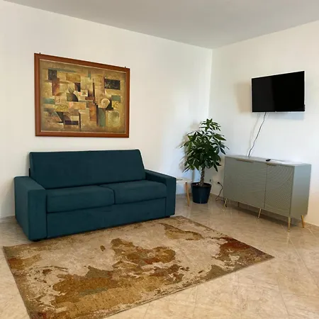 Serravalle Shop&stay شقة *